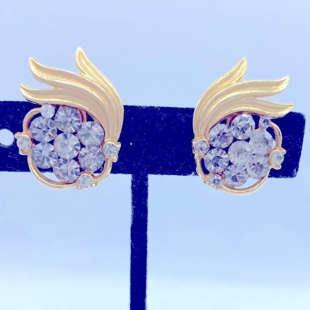 Vintage Trifari Gold Tone Floral Leaf Design With Rhinestone Clip On Earrings